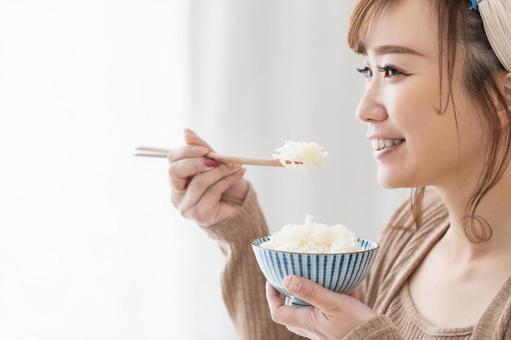 お米を食べる人