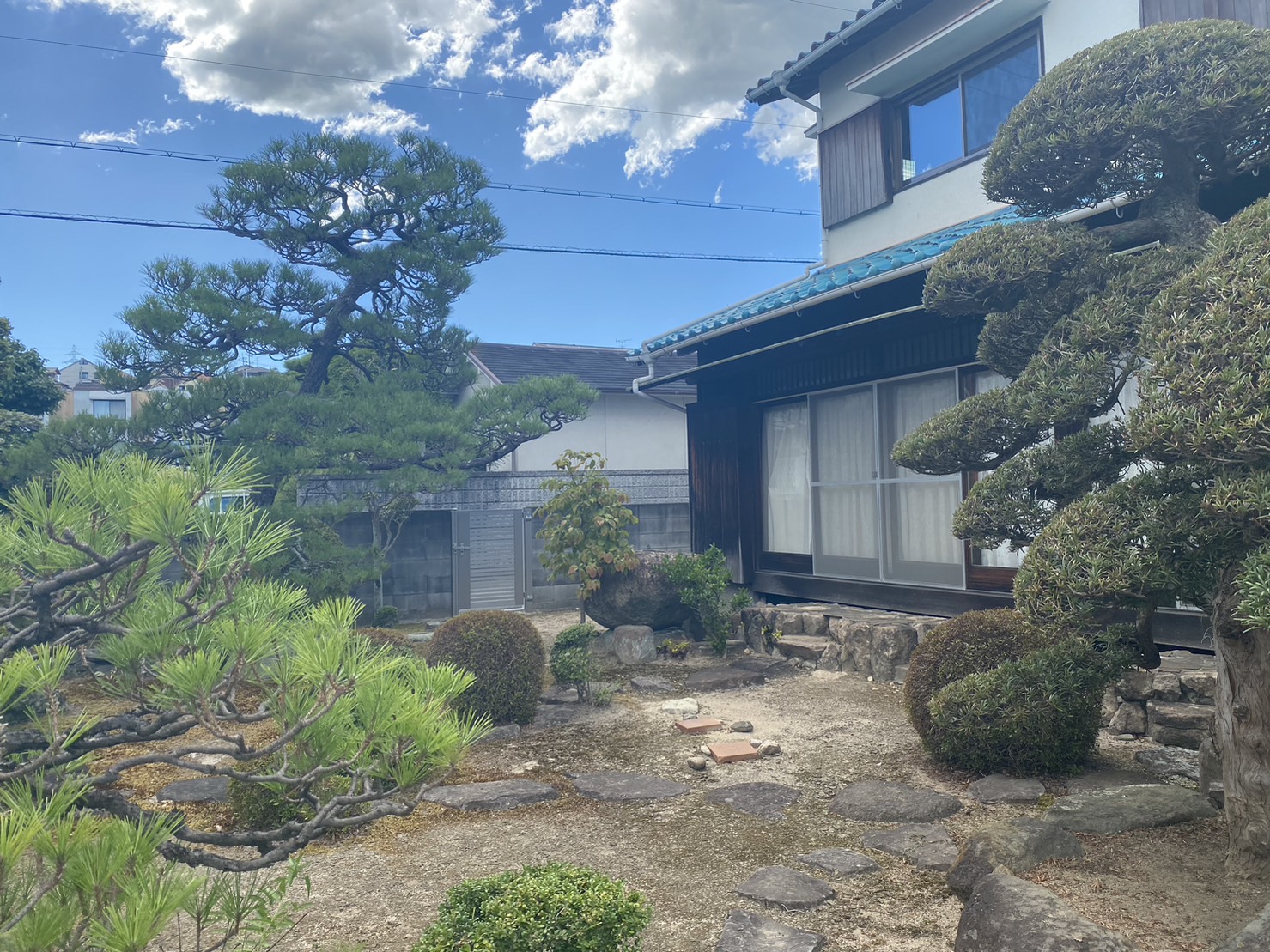 庭は手入れされた昔ながらのお家の景色