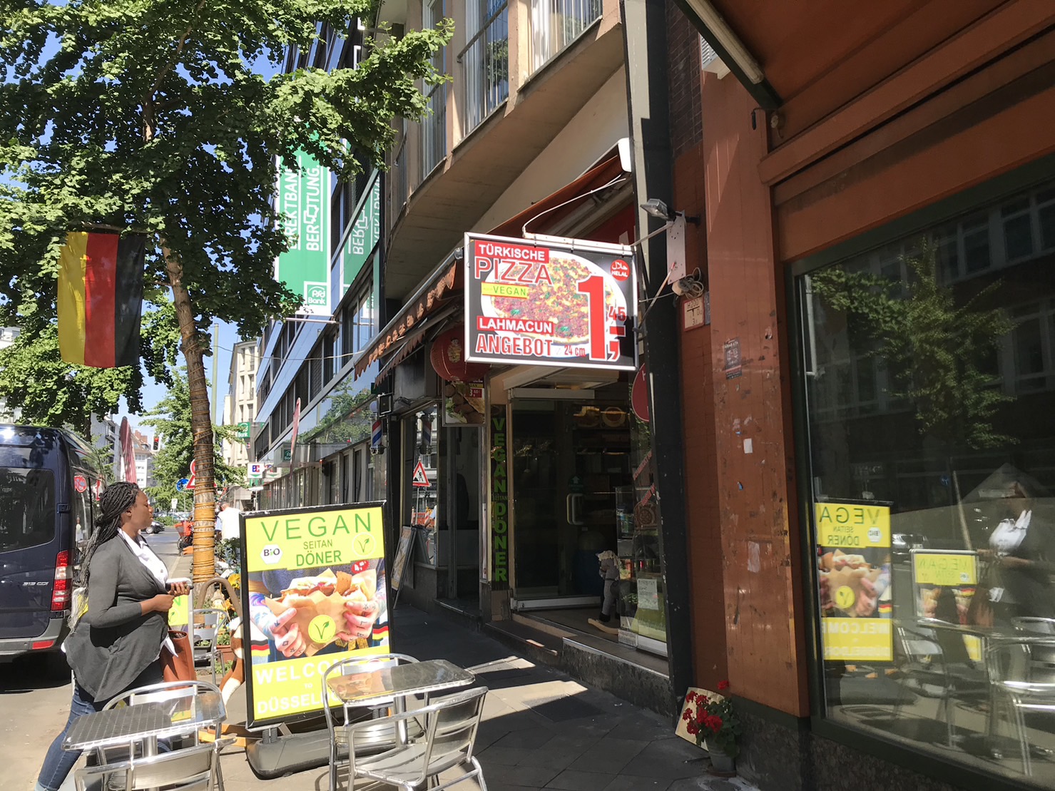 ドイツの飲食店の看板にはヴィーガンの文字が