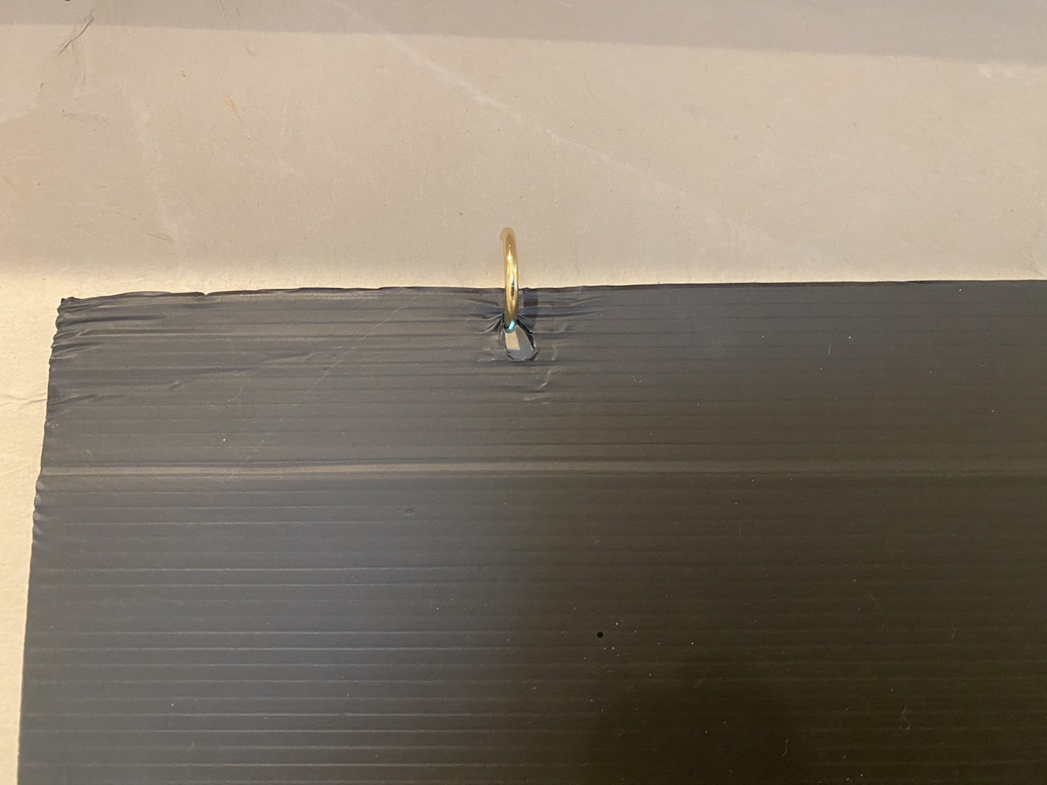 養生シートに穴を開けて吊るす猫のおしっこ対策